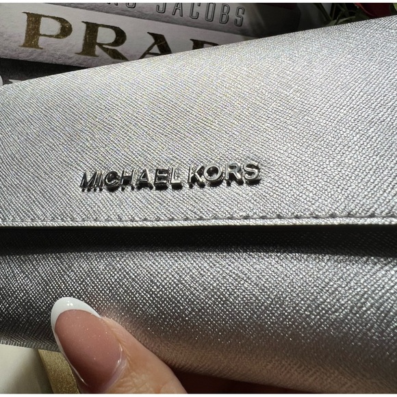 MICHAEL KORS NWOT JET SET TRAVEL SAFFIANO LEATHER LARGE TRIFOLD - Picture 10 of 12